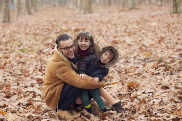 Vater mit glücklichen Kindern im Park, Herbst - XCF000048