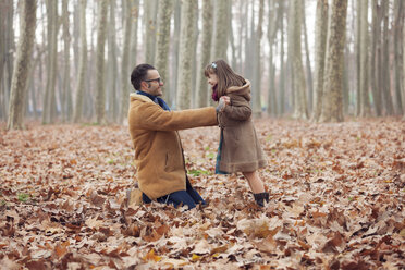 Vater spielt mit seiner Tochter im Park, Herbst - XCF000049