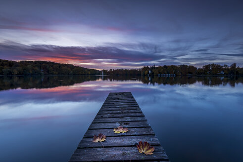 Holzpromenade am See mit Herbstlaub, Morgenhimmel - MBOF000032