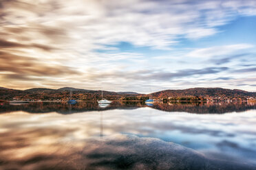 Austria, Carinthia, Maria Woerth, Woerthersee, lake in autumn - DAWF000369