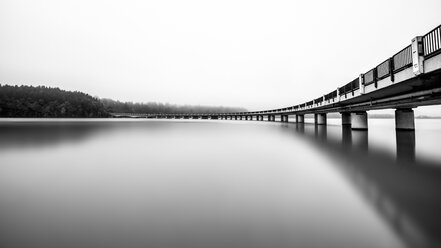 Austria, Carinthia, lake and bridge, panorama, black and white - DAWF000370