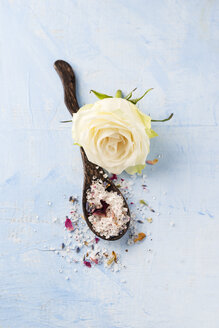 Weiße Rosenblüten und Holzlöffel mit Rosen-Lavendel-Badesalz - MYF001284