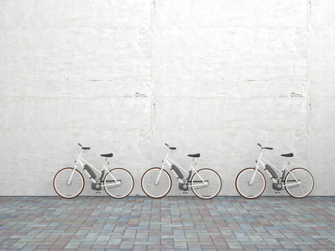 Reihe von drei geparkten Elektrofahrrädern vor einer Betonwand, 3D Rendering, lizenzfreies Stockfoto