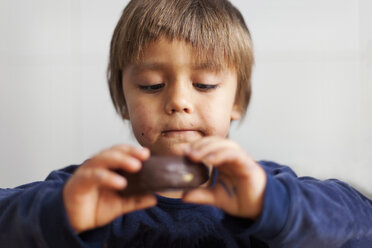 Porträt eines kleinen Jungen mit Blick auf Brioche - VABF000033