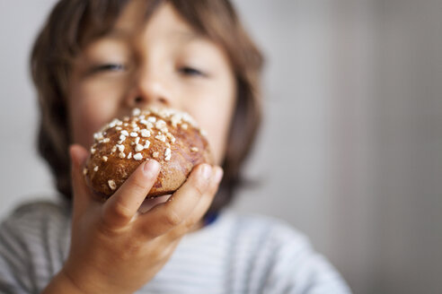 Kleiner Junge hält Brioche - VABF000034