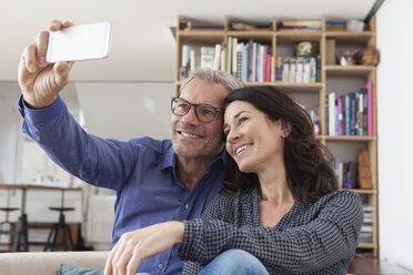 Smiling couple at home taking a selfie - RBF003638