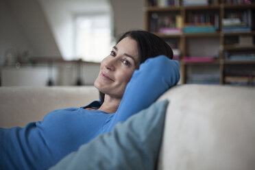Smiling relaxed woman at home - RBF003662