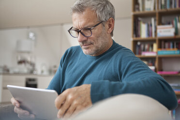 Älterer Mann zu Hause mit digitalem Tablet - RBF003690