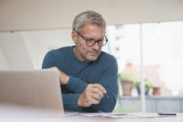 Älterer Mann zu Hause am Laptop - RBF003715