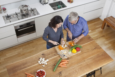 Älteres Paar bereitet Gemüse in der Küche zu - RBF003731