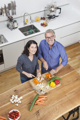 Älteres Paar bereitet Gemüse in der Küche zu - RBF003733