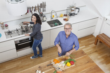 Mature couple preparing vegetables in kitchen - RBF003734
