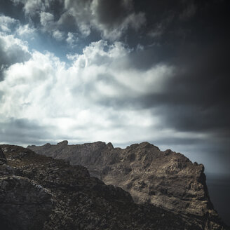 Spanien, Mallorca, Berge bei Cap Formentor, bewölkter Himmel - DWIF000663