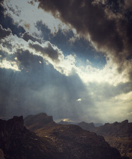 Spanien, Mallorca, Berge bei Cap Formentor, bewölkter Himmel und Sonnenlicht - DWI000665