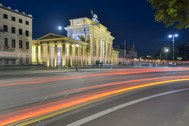 Deutschland, Berlin, Brandenburger Tor bei Nacht - RJF000554