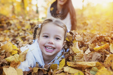 Glückliches Mädchen im Herbstlaub - HAPF000060