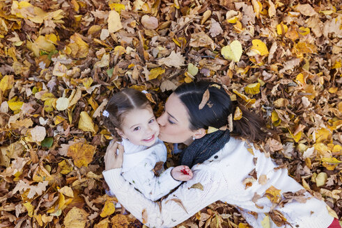 Mutter küsst Tochter im Herbstlaub - HAPF000067