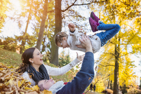 Glückliche Familie im herbstlichen Park, lizenzfreies Stockfoto