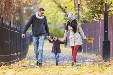 Familienspaziergang Hand in Hand im herbstlichen Park - HAPF000089