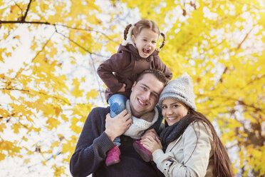 Glückliche Familie im herbstlichen Park - HAPF000091