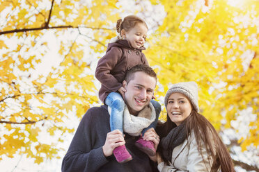 Glückliche Familie im herbstlichen Park - HAPF000092