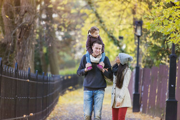 Familie beim Spaziergang im herbstlichen Park - HAPF000093