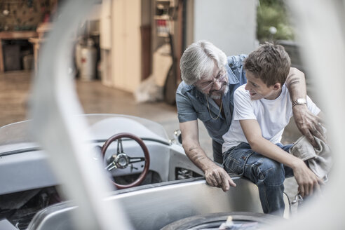 Großvater und Enkel restaurieren gemeinsam ein Auto - ZEF007632