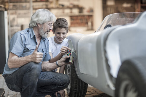 Großvater und Enkel restaurieren gemeinsam ein Auto - ZEF007640