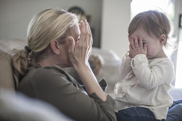 Mutter und kleines Mädchen spielen zu Hause - ZEF007666