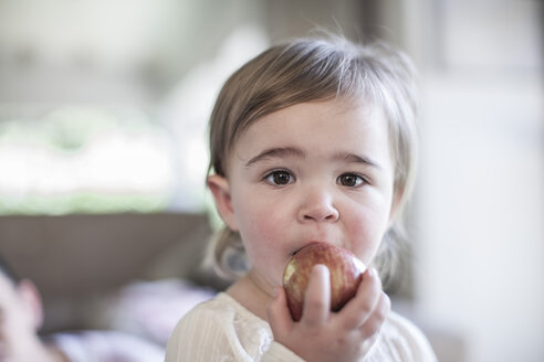 Kleines Mädchen isst einen Apfel - ZEF007672