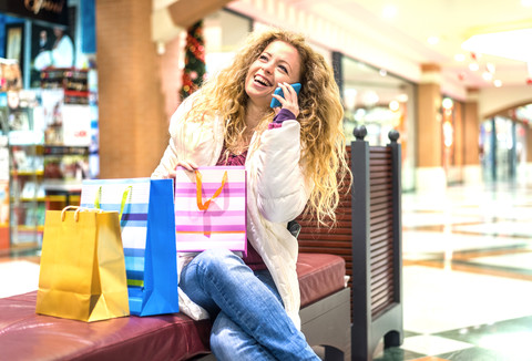 Italien, Lombardei, Mailand, Frau mit Einkaufstüten in einem Einkaufszentrum, lizenzfreies Stockfoto