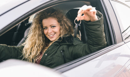 Woman showing the car keys - OIPF000041