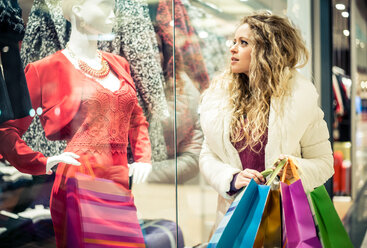 Italien, Lombardei, Mailand, Frau mit Einkaufstüten in einem Einkaufszentrum - OIPF000043