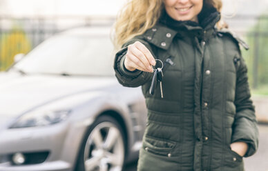 Woman showing the car keys - OIPF000046
