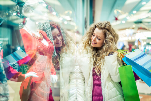 Italien, Lombardei, Mailand, Frau mit Einkaufstüten in einem Einkaufszentrum - OIPF000050