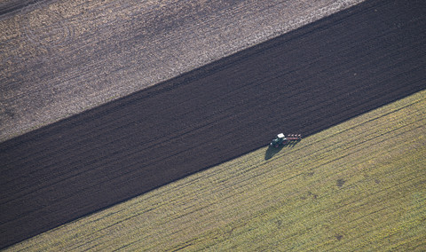 Österreich, Traktor auf Feld, Luftaufnahme, lizenzfreies Stockfoto