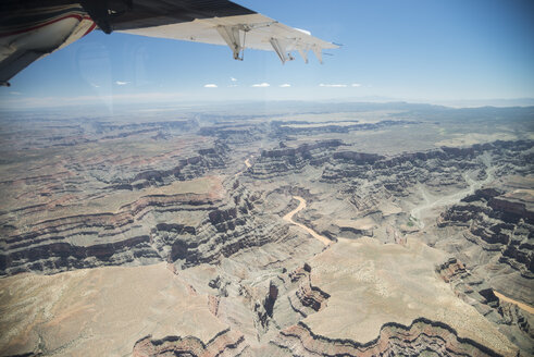 USA, Arizona, Grand Canyon, Flügel eines Flugzeugs - STCF000107