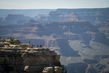 USA, Arizona, Grand Canyon, Touristen auf Aussichtspunkt - STC000108
