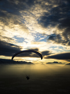 Paraglider bei Sonnenuntergang - STC000110