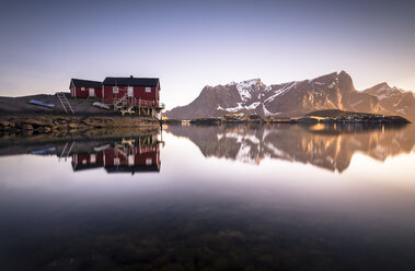 Norwegen, Lofoten, Hamnoy, Fischerhütten am Abend - STCF000122