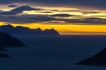 Norwegen, Troms, Fjord bei Sonnenuntergang im Herbst - STSF000982