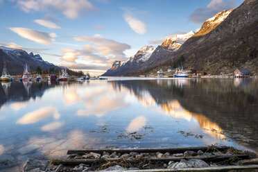 Norwegen, Troms, Ersfjordbotn, Fischerboot im Hafen - STSF000983