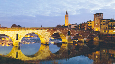 Italien, Verona, Ponte Pietra im Winter - GIOF000596