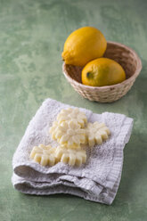 Badepralinen mit Zitronenduft auf Waschlappen, Zitronen in Schale - MYF001290