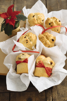 Home-baked mini panettone, paper and ribbon - ECF001833