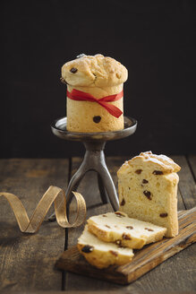 Home-baked mini panettone, wooden tray and cake stand - ECF001835