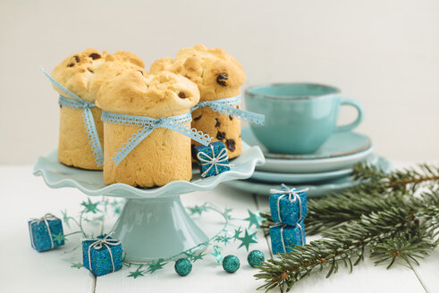 Selbstgebackener Mini-Panettone auf Kuchenständer, Weihnachtsdekoration - ECF001837