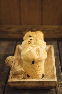 Selbstgebackener Mini-Panettone auf Holztablett - ECF001841