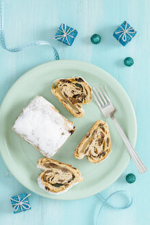 Mini-Stollen mit Marzipan auf türkisem Teller, Weihnachtsdekoration - ECF001845