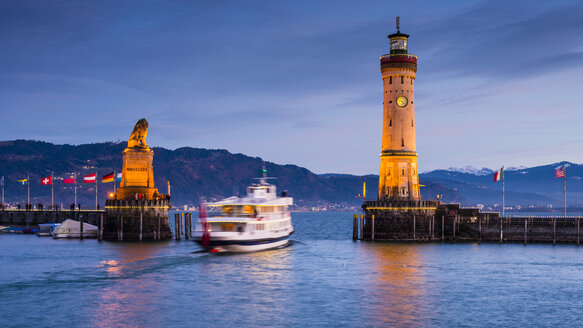 Deutschland, Bayern, Lindau, Bodensee, Hafeneinfahrt mit bayerischem Löwen, Schiff am Abend - WGF000797